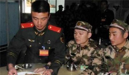 老兵新兵吃瓜,军营里的欢乐时光