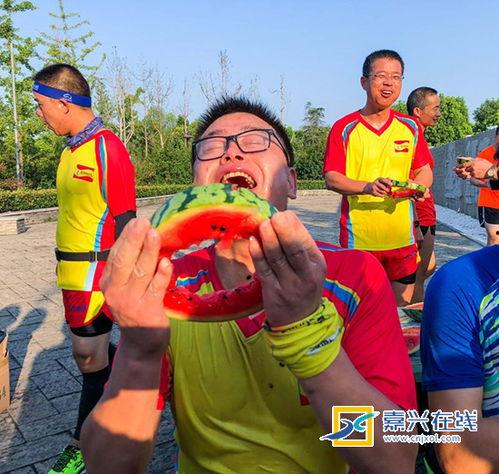 酷暑厂里吃瓜,厂里瓜果飘香共享清凉时光