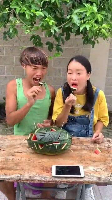 傈僳小伙吃瓜,傈僳小伙的夏日吃瓜时光