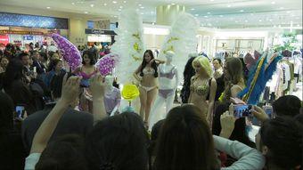 女人节日吃瓜视频,女性欢聚一堂，共享吃瓜欢乐时光