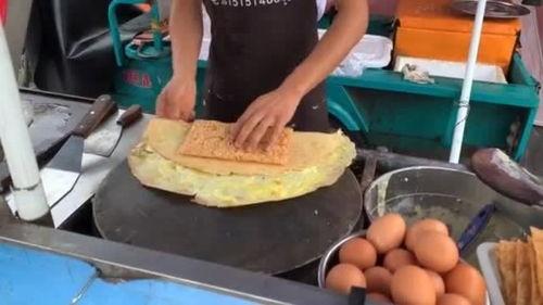 小伙不摆摊吃瓜,小伙另辟蹊径吃瓜谋生